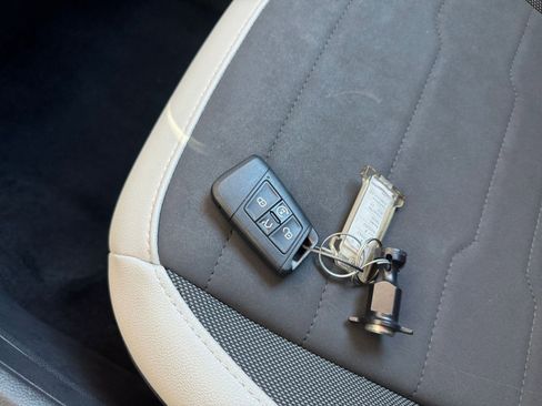 Used 2025 Volkswagen Taos SE image 22