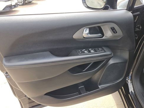 Used 2025 Chrysler Pacifica Select image 14