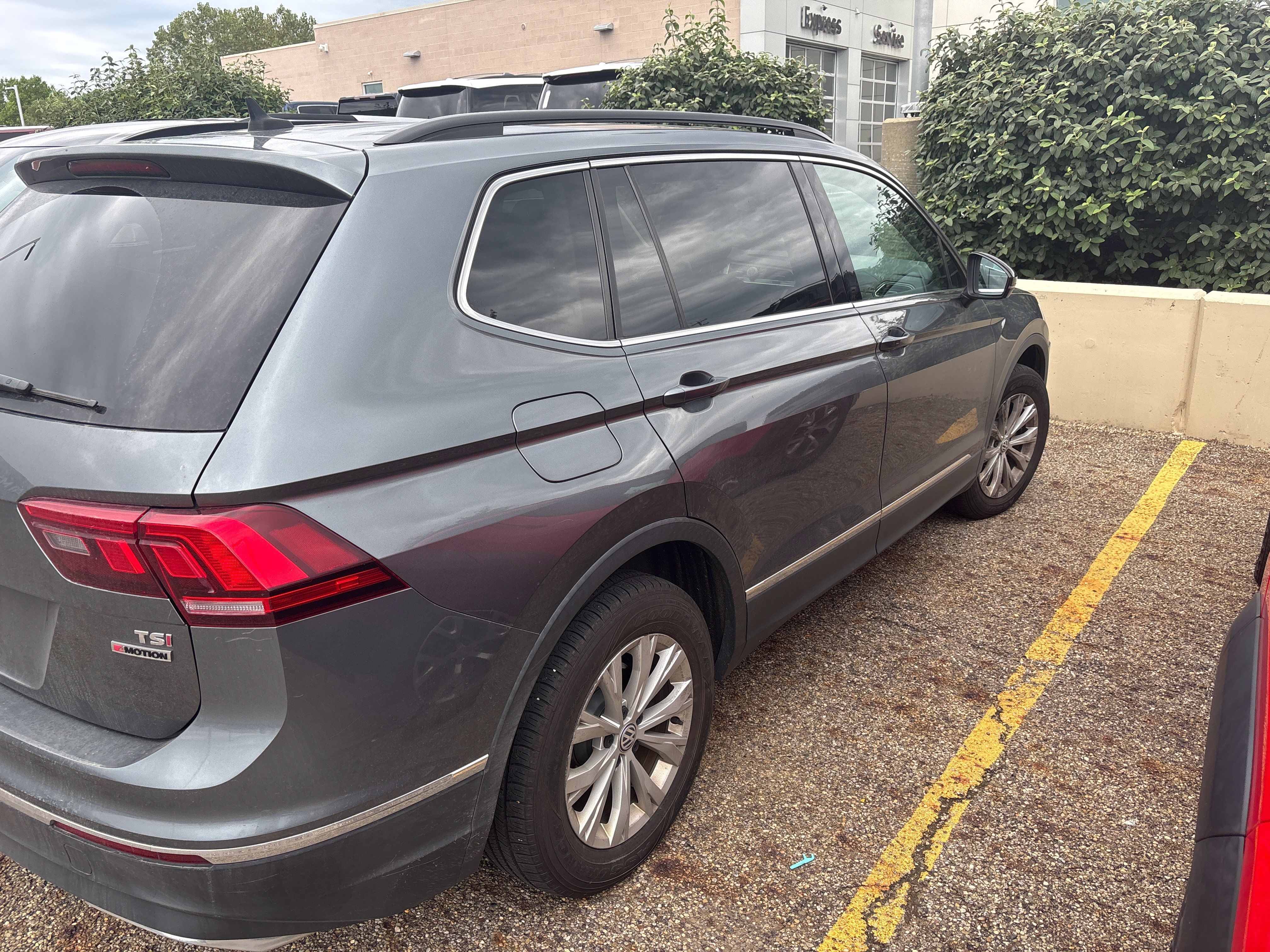 Used 2018 Volkswagen Tiguan SE w/ Panoramic Sunroof Package AWD/4WD image 4