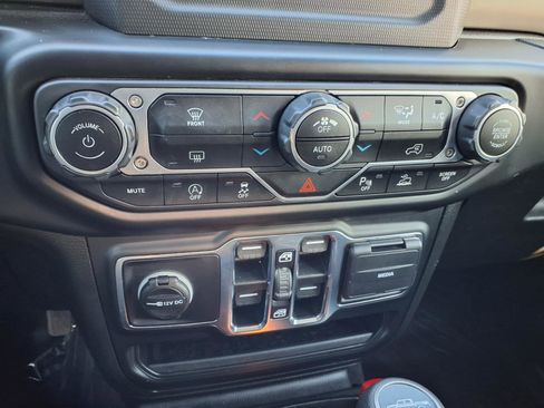 Used 2021 Jeep Gladiator Willys image 6