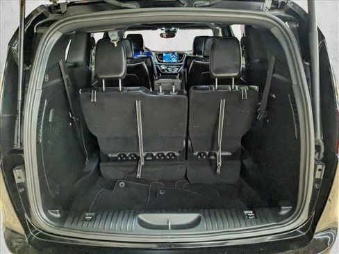 Used 2025 Chrysler Pacifica Limited image 7