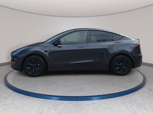 Used 2025 Tesla Model Y Long Range image 8