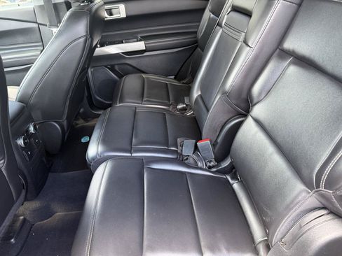 Used 2022 Ford Explorer XLT w/ Equipment Group 202A AWD/4WD image 12