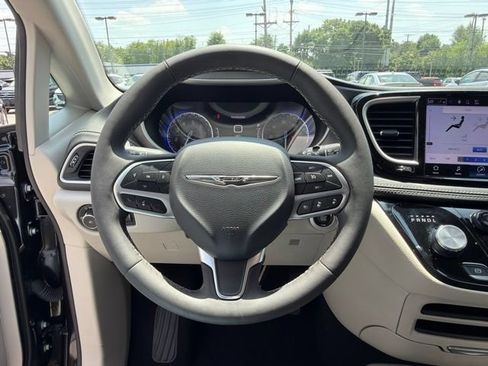 Used 2023 Chrysler Pacifica Touring-L AWD/4WD image 23