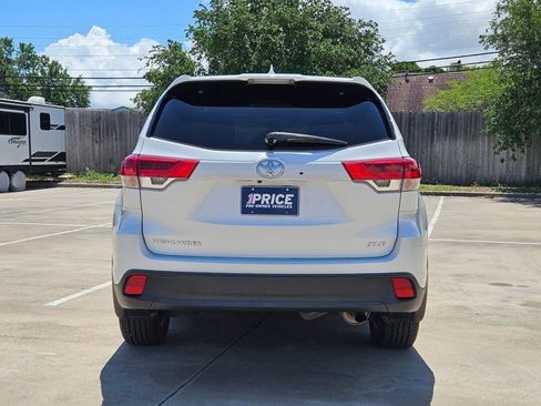 Used 2019 Toyota Highlander XLE FWD image 6