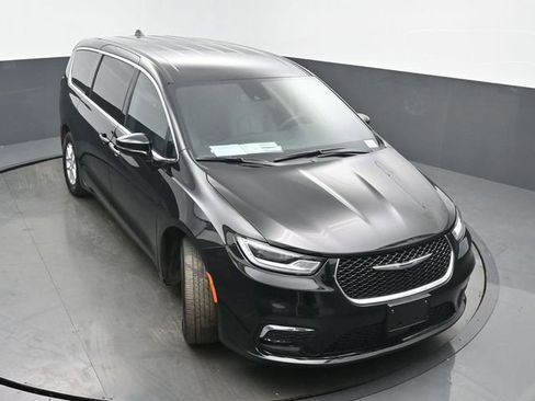 Used 2025 Chrysler Pacifica Select image 45