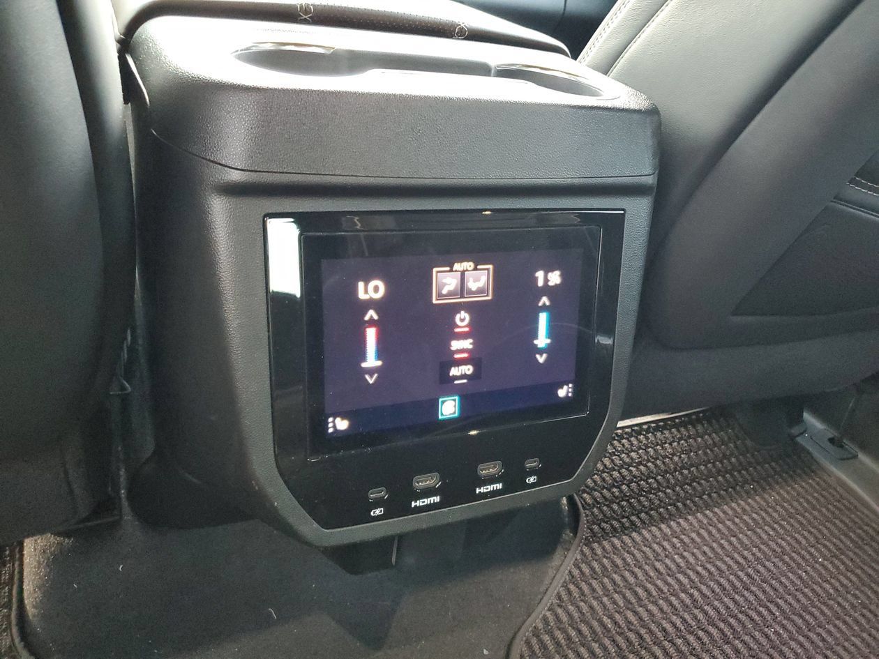 Used 2025 GMC Yukon XL Denali Ultimate AWD/4WD image 16