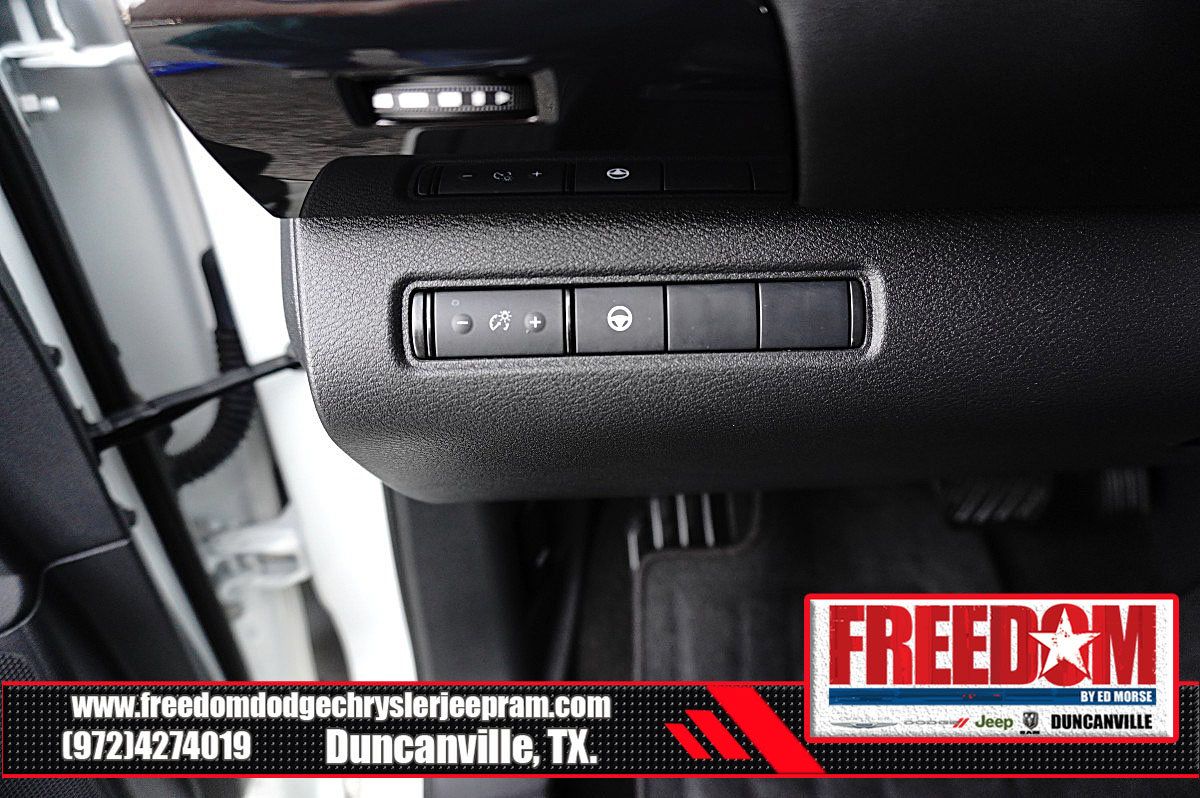 Used 2024 Nissan Pathfinder SV FWD image 25