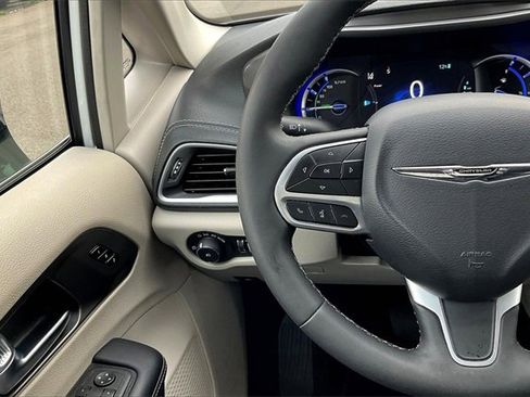 Used 2024 Chrysler Pacifica Select image 18