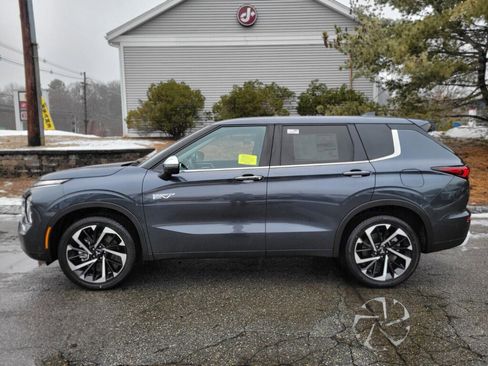 New 2025 Mitsubishi Outlander SE image 2