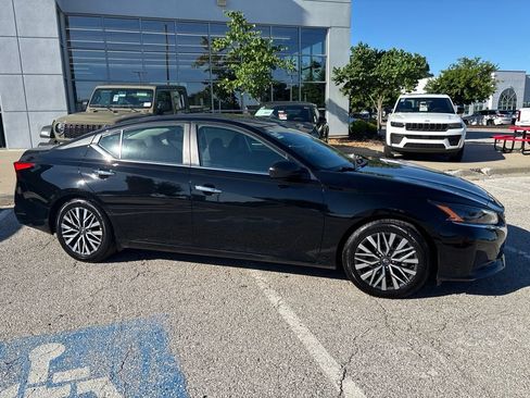 Used 2025 Nissan Altima 2.5 SV FWD image 32