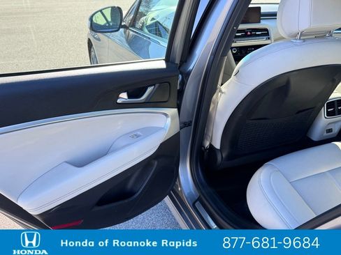 Used 2024 Genesis G70 2.5T image 26