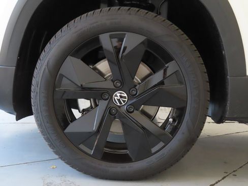 Certified 2026 Volkswagen Taos SE FWD image 27