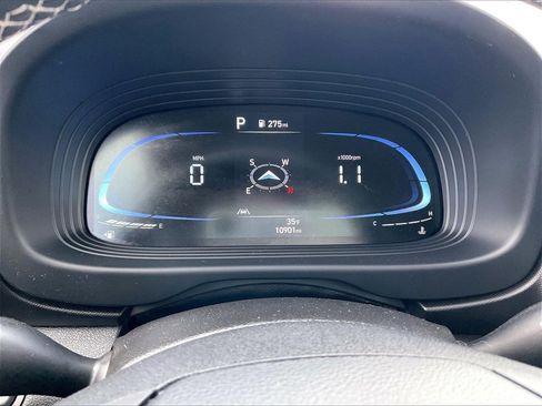 Used 2024 Hyundai Venue Limited image 23