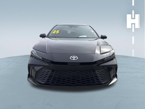 Used 2025 Toyota Camry SE image 2