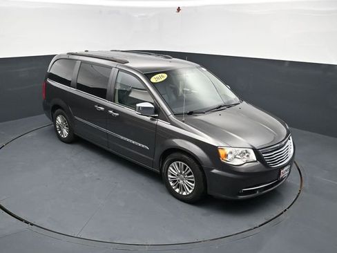 Used 2016 Chrysler Town & Country Touring-L w/ Driver Convenience Group image 32