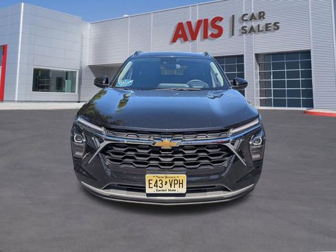 Used 2025 Chevrolet Trax LT w/ LT Convenience Package FWD image 2