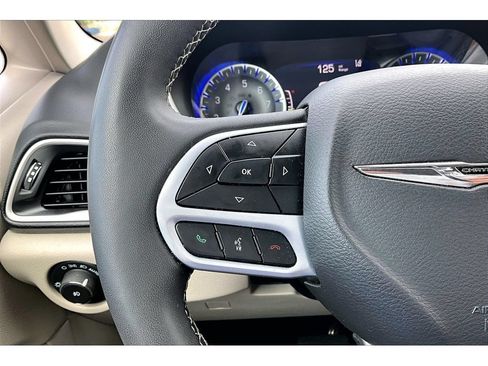 Used 2024 Chrysler Pacifica Touring-L FWD image 11