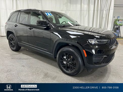 Used 2025 Jeep Grand Cherokee Altitude image 2