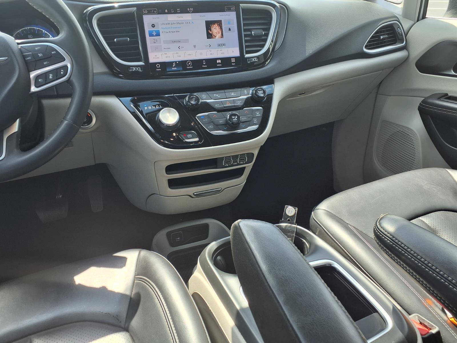 Used 2023 Chrysler Pacifica Touring-L FWD image 7