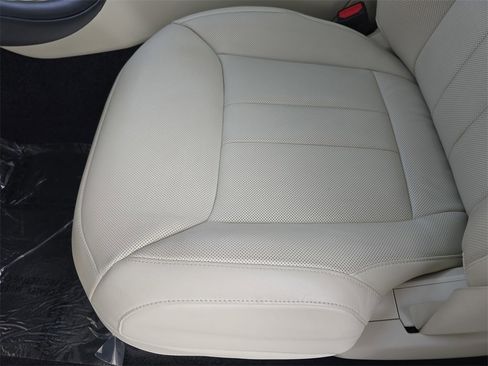 Certified 2025 Land Rover Range Rover SE image 30