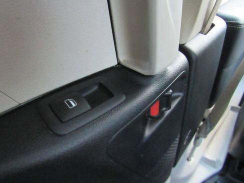 Used 2024 Chrysler Pacifica Touring-L image 32