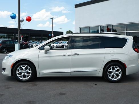 Used 2017 Chrysler Pacifica Touring-L w/ Tire & Wheel Group FWD image 9