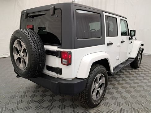 Used 2018 Jeep Wrangler Unlimited Sahara image 2