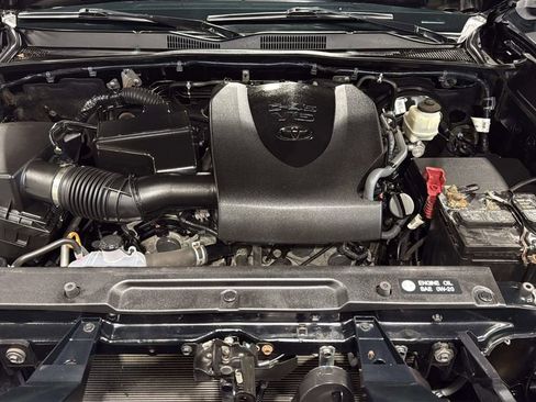 Used 2019 Toyota Tacoma SR5 AWD/4WD image 33