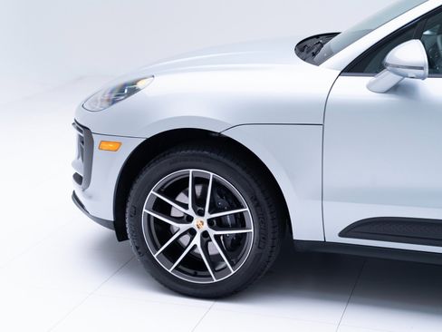 Certified 2025 Porsche Macan AWD/4WD image 11