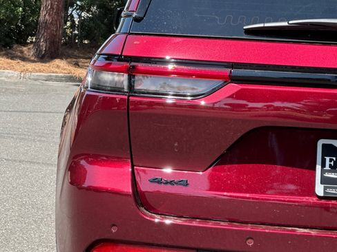 New 2025 Jeep Grand Cherokee Laredo image 25