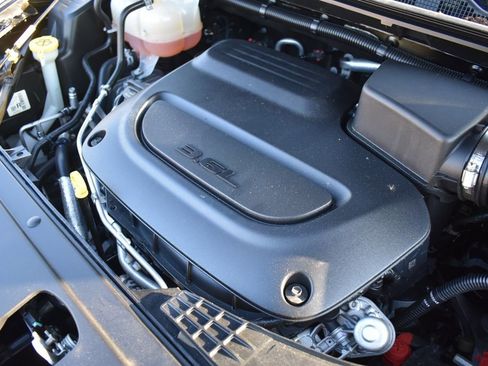 Used 2025 Chrysler Pacifica Select FWD image 38