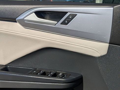 Used 2025 Volkswagen Taos SE image 16