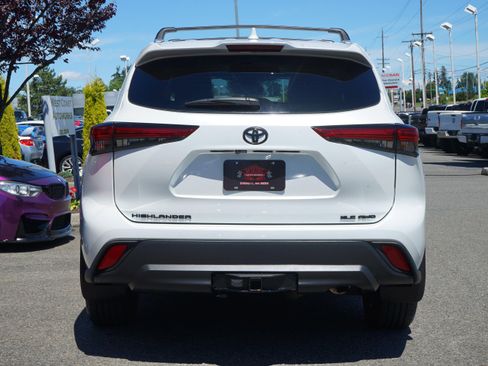 Used 2022 Toyota Highlander XLE AWD/4WD image 4