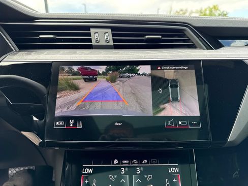 Used 2023 Audi e-tron Premium Plus w/ Premium Plus Package AWD/4WD image 20