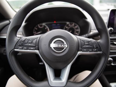 Used 2025 Nissan Altima 2.5 SV FWD image 10