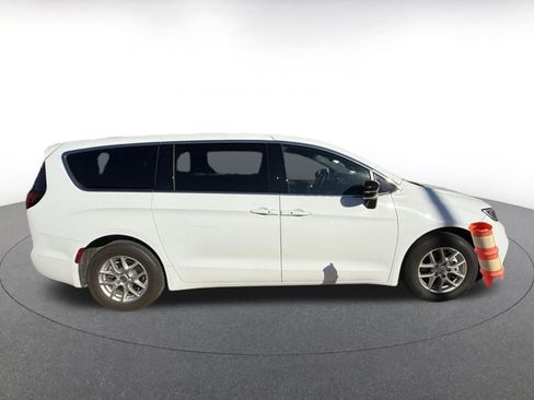 Used 2025 Chrysler Pacifica Select image 5