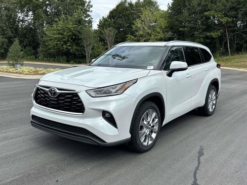 Used 2023 Toyota Highlander Limited FWD image 3