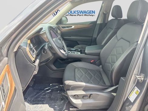 Used 2024 Volkswagen Atlas SE w/ Panoramic Sunroof Package FWD image 24