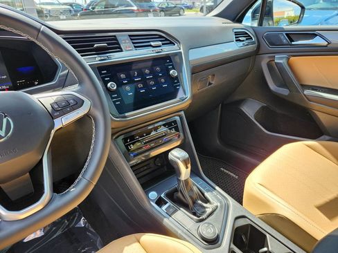 Used 2023 Volkswagen Tiguan SE w/ Panoramic Sunroof Package image 9