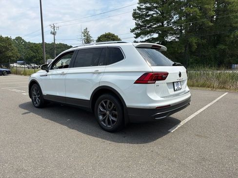 Used 2023 Volkswagen Tiguan SE w/ Panoramic Sunroof Package FWD image 11