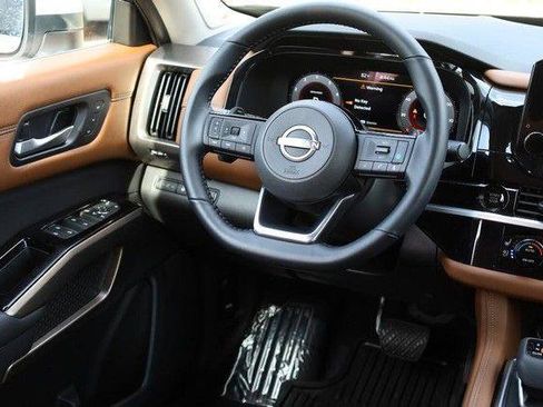 Used 2025 Nissan Pathfinder Platinum AWD/4WD image 30