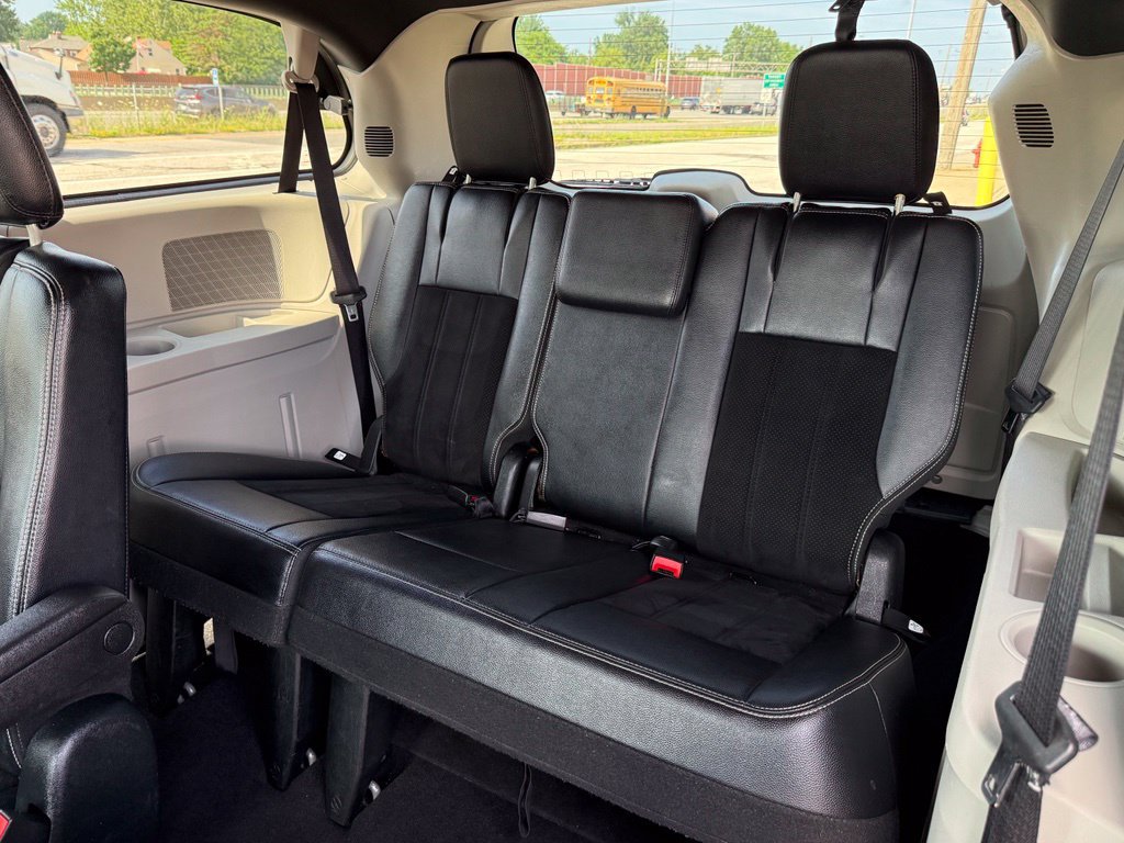 Used 2017 Dodge Grand Caravan SXT w/ Rear Park Assist Package FWD image 18