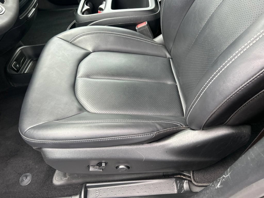 Used 2025 Chrysler Pacifica Select FWD image 18