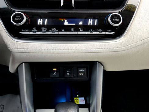 Certified 2022 Toyota Corolla Cross XLE image 33