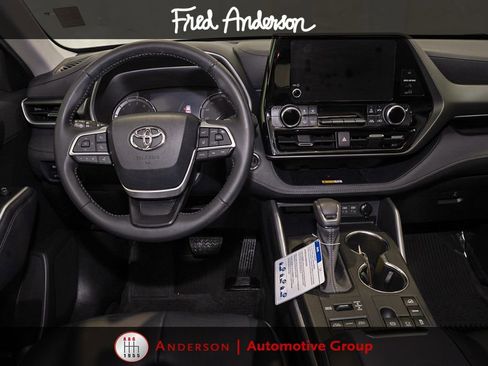 Used 2023 Toyota Highlander XLE AWD/4WD image 7
