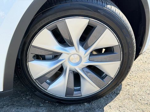 Used 2021 Tesla Model Y Long Range image 76
