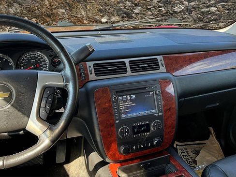 Used 2014 Chevrolet Suburban LTZ image 6