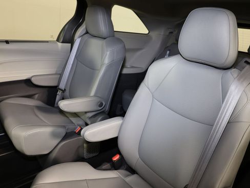 Used 2021 Toyota Sienna XLE image 10