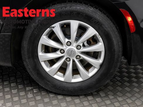 Used 2019 Chrysler Pacifica Touring-L FWD image 32